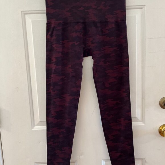 Spandex Woman's Plus-Size Look At Me Now Red & Black Camo Leggings Sz 2x - Picture 3 of 6